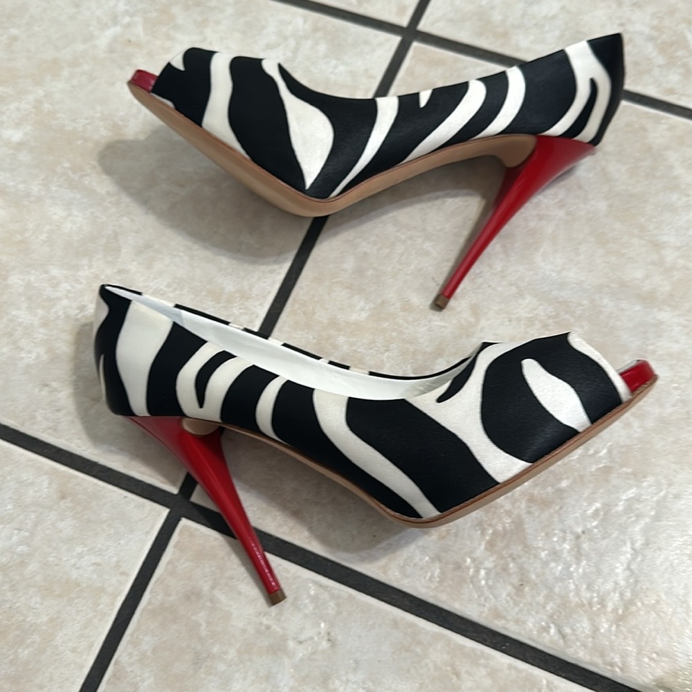 New! Never Worn! - image 5